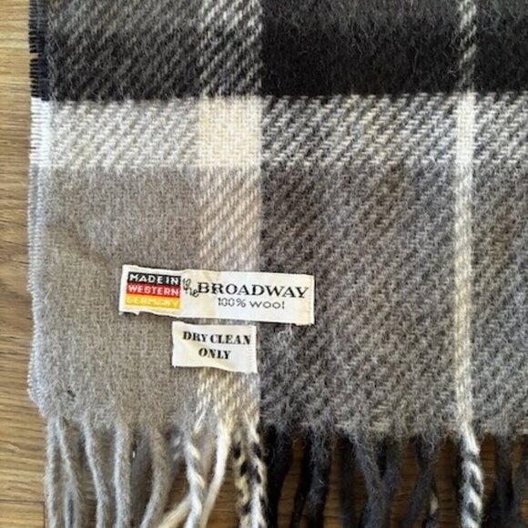 Vintage The Broadway Wool Scarf Plaid Tartan Gray Black Western Germany Academia - Picture 3 of 15